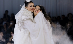 Ngắm Thanh Hằng mặc áo dài diễn catwalk trên nền nhạc 'Trên đỉnh Phù Vân'