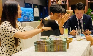 Lâm Khánh Chi mang cả cọc tiền cao như đống gạch đi mua nhà mới 