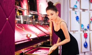 Chỉ mặc màu đen, nghệ sĩ Hoa Ngữ 'thiêu đốt' thảm hồng