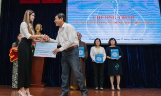 Tiên Nguyễn thay mặt gia đình tặng hơn 3 tỷ cho miền Trung