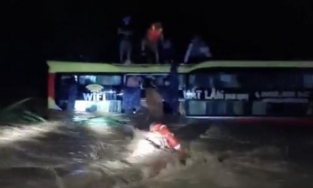 Quảng Bình: Trắng đêm giải cứu 20 người trên xe khách bị lũ cuốn trôi