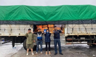 Đưa thai phụ đi cấp cứu, xe của Hòa Minzy bị người dân ném vỡ kính