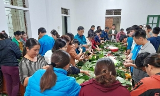 Người dân Nghệ An xuyên đêm nấu bánh chưng gửi đồng bào miền Trung