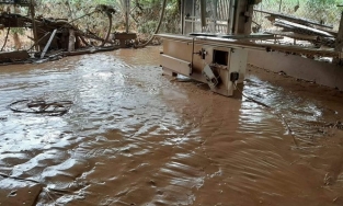 Nước lũ rút, người dân Quảng Trị lại vật lộn với bùn non