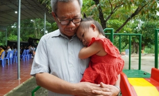 Người đàn ông nhận nuôi 292 đứa con