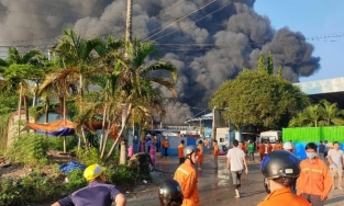 Nhà xưởng hàng ngàn mét vuông bị thiêu rụi ở Bình Dương