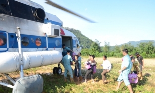 Quảng Trị: Trực thăng thả hơn 1,5 tấn hàng cứu trợ dân vùng lũ