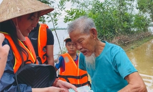 Nhà hảo tâm chuyển cho Thủy Tiên 300 triệu ủng hộ sau đó xin lại vì nhầm
