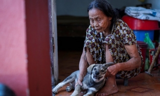 Cụ bà cõng bao tải đồ cứu trợ miền Trung sống một mình trong căn nhà 15m2