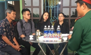 Hương Giang - Matt Liu đi viếng liệt sĩ hy sinh vụ sạt lở đất ở Rào Trăng