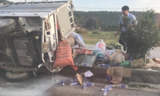 Lại thêm vụ lật xe chở đồ cứu trợ miền Trung tại Nghệ An, tài xế nguy kịch
