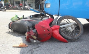 Xe khách lùa 4 xe máy đang chờ xe tang khiến 3 người bị thương
