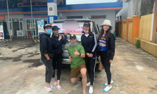 Vợ chồng Trường Giang - Nhã Phương 'trốn' con gái vào miền Trung cứu trợ