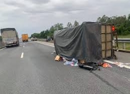 Xe chở bánh tét cứu trợ miền Trung bị lật trên cao tốc, tài xế nhập viện