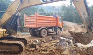 Đã thông được đường bộ vào Rào Trăng 3, huy động máy móc tìm kiếm công nhân