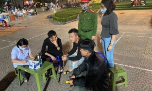 Từ 23/10, lên Bờ Hồ đi bộ hay ra Tạ Hiện uống bia đều phải đeo khẩu trang