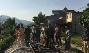 Lạng Sơn: Đứng giữa đường ray nghe điện thoại, người đàn ông bị tàu đâm