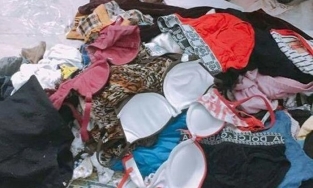 Đồ lót, váy ngủ sexy, đầm dự tiệc trong bao quần áo từ thiện miền Trung