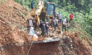 Quảng Trị: Giăng dây cáp qua miệng vực đưa hàng cứu trợ cho bản bị cô lập