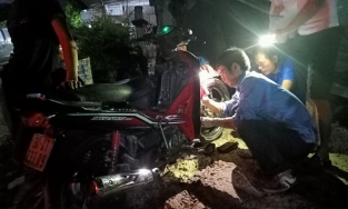 '500 anh em' thợ sửa xe triệu tập ở Hà Tĩnh hồi sinh xe máy cho bà con vù