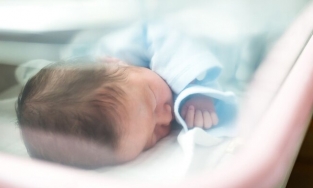 Em bé 4 tháng tuổi bị bỏ rơi vì nhiễm Covid-19