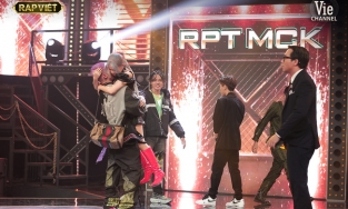 Rap Việt: TLinh bại trận vẫn được anh yêu MCK bế bổng lên hôn giữa sân khấu