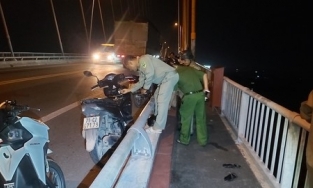 Bến Tre: Thanh niên chào người thân lần cuối rồi chạy xe lên cầu tự tử