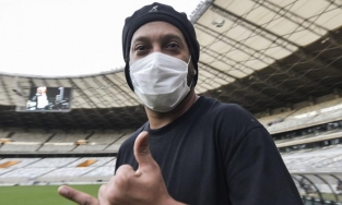 Ronaldinho dương tính với Covid-19, đang cách ly tại Brazil