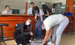 Công Vinh xách theo vali tiền đi hộ tống Thủy Tiên phát cho bà con Hà Tĩnh