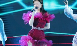 Hari Won đẹp tựa đóa hồng nhung khi diện váy cực ngắn, khoe đôi chân thon dài đáng mơ ước