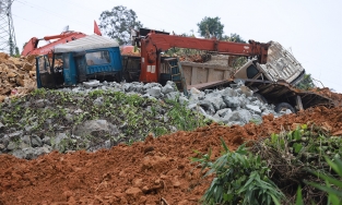 Vụ sạt lở ở thủy điện Rào Trăng 3: Chủ đầu tư hứa chu cấp gia đình nạn nhân