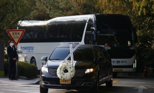 Công nhân rơi nước mắt trong lễ tang cố chủ tịch Samsung