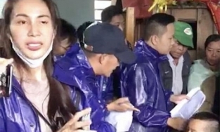 Công Vinh hộ tống vợ đi rút thêm một vali tiền, Thủy Tiên trấn an bà con 