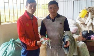 Hà Tĩnh: Nam thanh niên trả lại 2 chỉ vàng tìm được trong gói quà cứu trợ