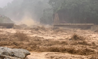 Lũ quét thượng nguồn sông Đăk Mi, hàng trăm công nhân bị cô lập