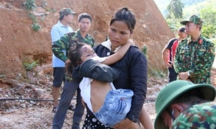 Vụ sạt lở ở Quảng Nam: Mẹ gào khóc bới đất đá tìm con