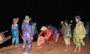Hà Tĩnh Huy động hàng trăm người xử lý sự cố nước tràn đê cứu dân trong đêm