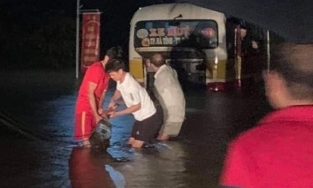 Hà Tĩnh: Bất chấp biển cấm vẫn đi vào đường ngập sâu, xe buýt gặp nạn