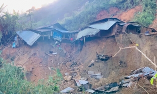 Người dân không có cái ăn trong 2 xã bị cô lập do sạt lở đất ở Phước Sơn 