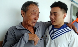 Tàu cá vật lộn suốt 30 giờ trong bão khi quay lại cứu tàu gặp nạn đã về bờ