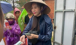 Thủy Tiên dừng phát tiền toàn bộ Hải Lăng vì có người tay đeo vàng đi nhận