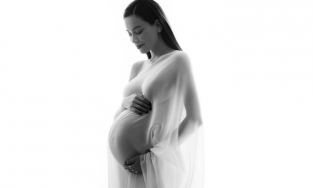 Hồ Ngọc Hà khoe ảnh bầu 'căng đét' trước ngày sinh, xác nhận mang thai đôi