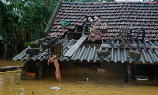 Người dân bị sập nhà vì bão lũ được hỗ trợ lên đến 40 triệu đồng