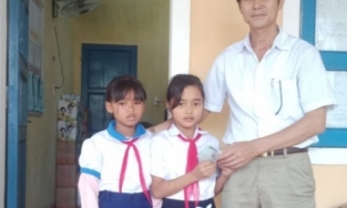 Quảng Trị: Học sinh lớp 5 trả lại 5 triệu đồng tìm thấy trong đồ cứu trợ
