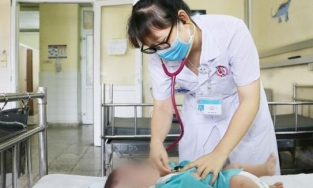 Bắc Giang: Bé trai 11 tháng nhập viện cấp cứu sau 2 giờ nhỏ mũi