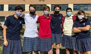 Canada: Nam sinh đồng loạt mặc váy đến trường để bảo vệ nữ sinh