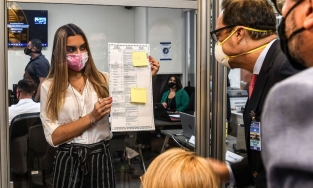 Nhiễm Covid-19 vẫn đi bầu cử Tổng thống, quan sát viên Mỹ tử vong