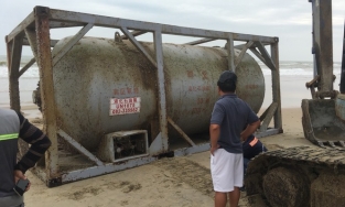 Quảng Nam: Phát hiện bồn chứa hóa chất của Trung Quốc trôi dạt vào bờ biển