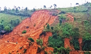 Quảng Trị: Những quả núi vừa sạt lở lại xuất hiện đường nứt nguy hiểm