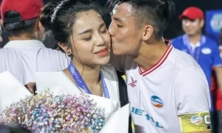 Nhân cơ hội vô địch V.League, Bùi Tiến Dũng và bạn gái 'gương vỡ lại lành'